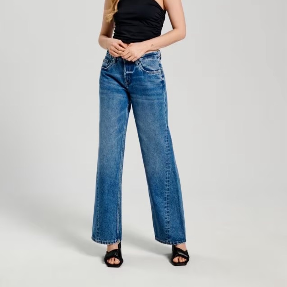 Low-rise, wide leg jeans